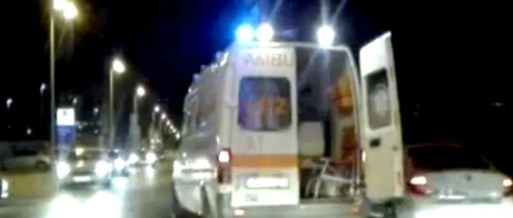 Ambulanță filmată în timp ce gonea cu ușile deschise, în București