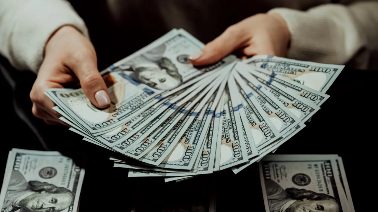 Compania de stat care a plătit 18.000 de euro primă de PENSIONARE pentru 1.300 de angajați, în ultimii doi ani. Bonusul ajunge și la 100.000 de euro