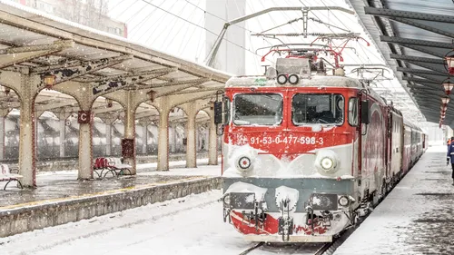 Traficul feroviar se desfășoară în condiții de ninsoare și viscol în toată țara. Anunțul CFR