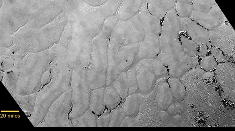 O nouă imagine spectaculoasă de pe Pluto, planeta cu inimă de gheață