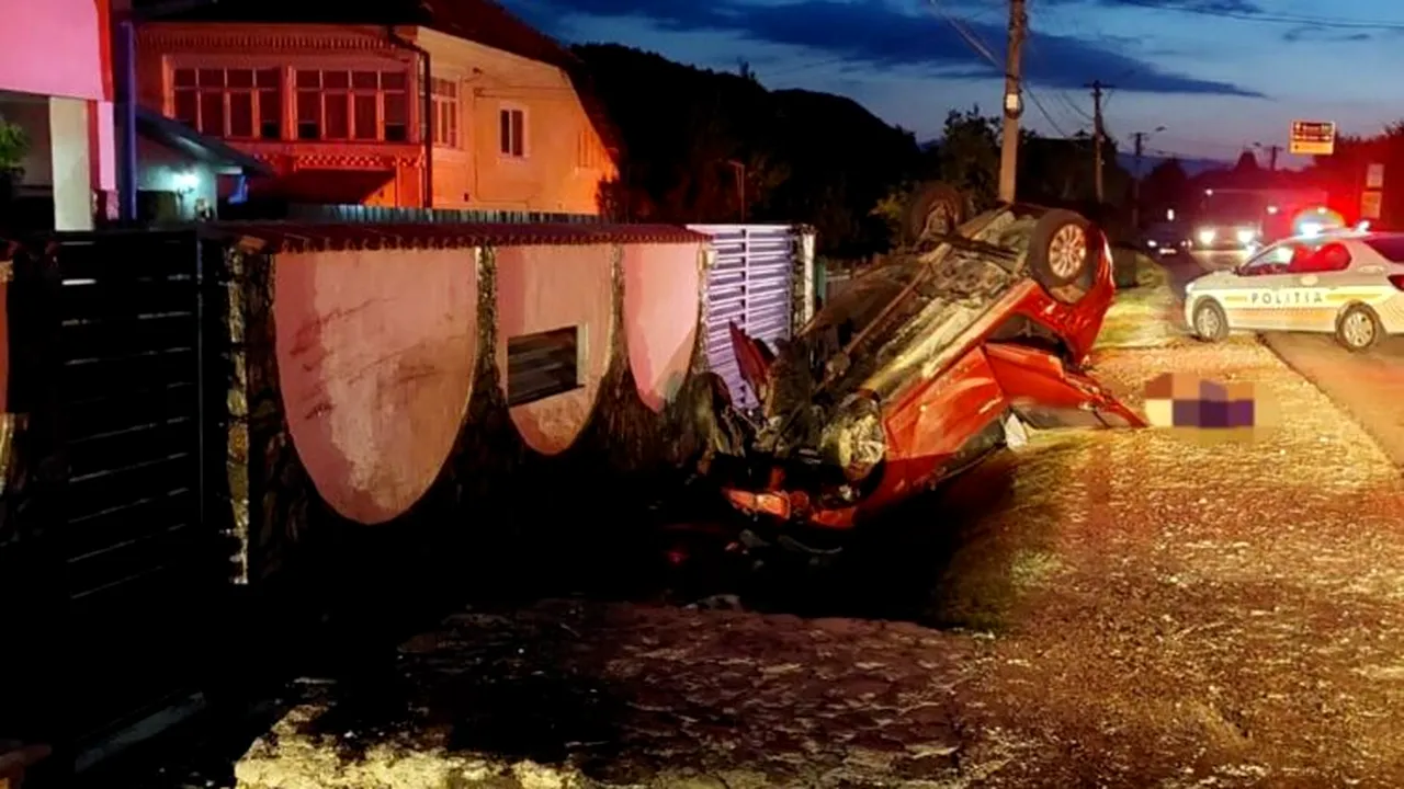 O mașină s-a răsturnat și apoi a luat foc, la intrarea în Câmpulung. O femeie a murit