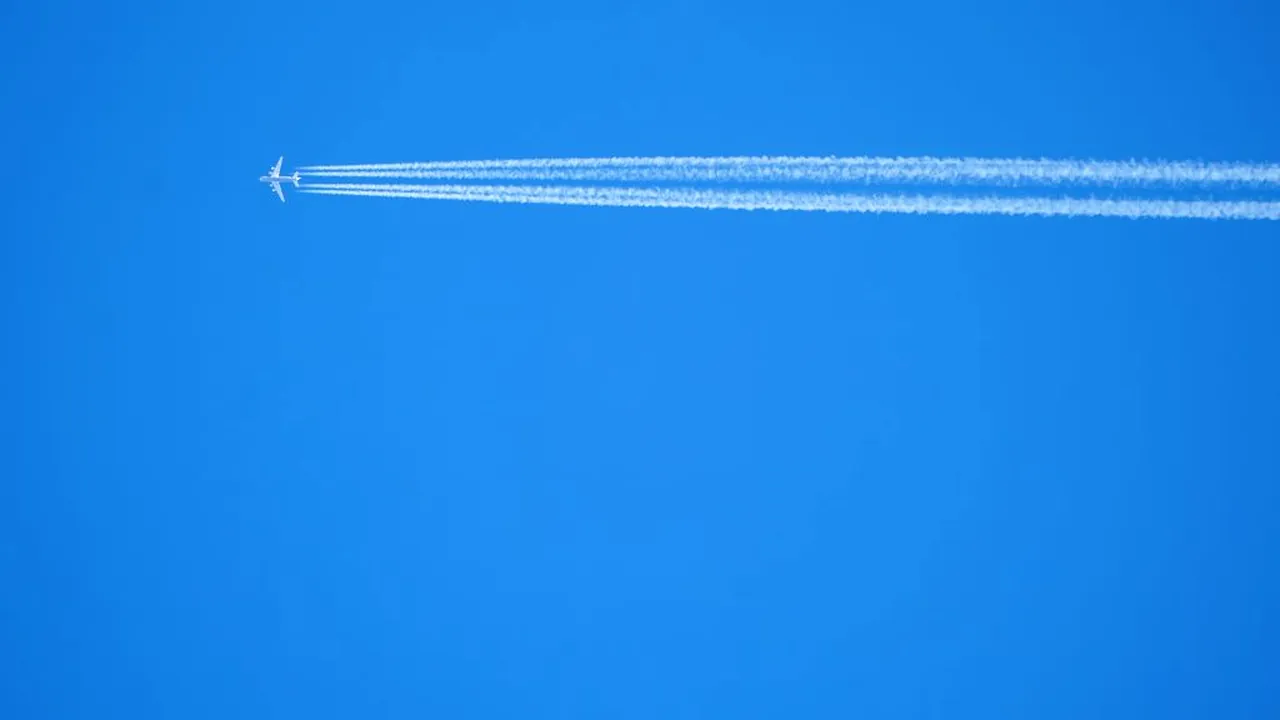 CĂLĂTORIE. O mare companie aeriană adaugă zboruri noi în luna iunie. Blue Air operează zboruri la cerere