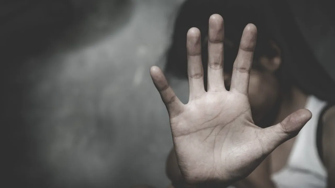 Un cuplu a răpit o fetiță de 7 ani, pentru a o viola, apoi și a aruncat-o pe geam. Cum a fost ademenită