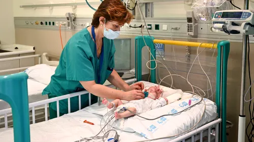 Premieră medicală. Un bebeluș a primit o inimă nouă. Transplantul a fost făcut la un spital din Spania și a durat 12 ore (GALERIE FOTO)