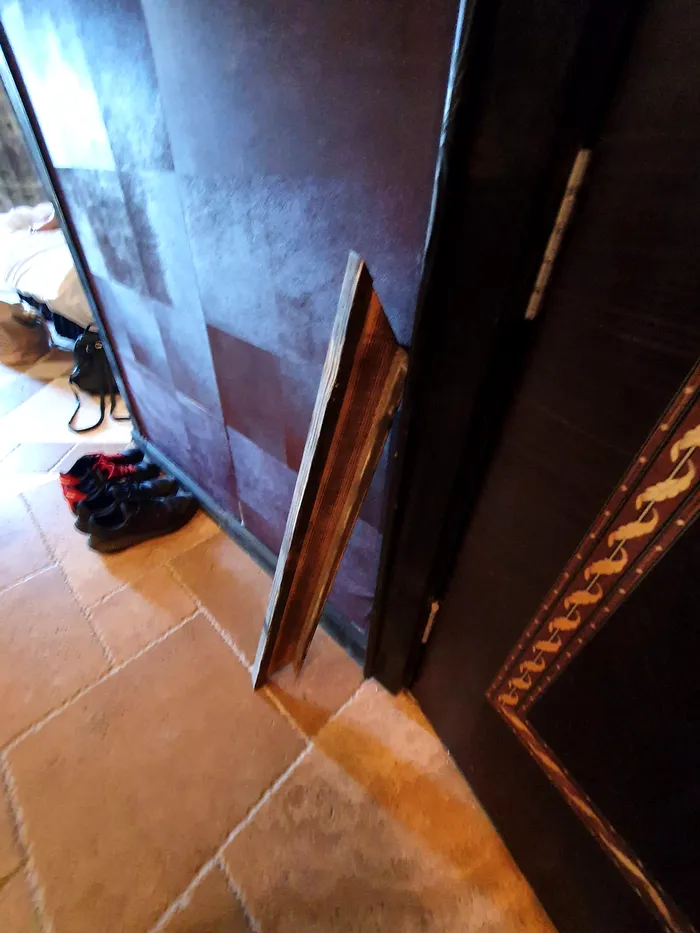 FOTO - „S-a trezit cu tocul de la ușă în cap. Curățenie nu s-a mai făcut de un an” - Mai mulți turiști români au plecat în Bulgaria la un hotel de 5 stele, dar au avut parte de o vacanță de coșmar / Sursa foto: Facebook