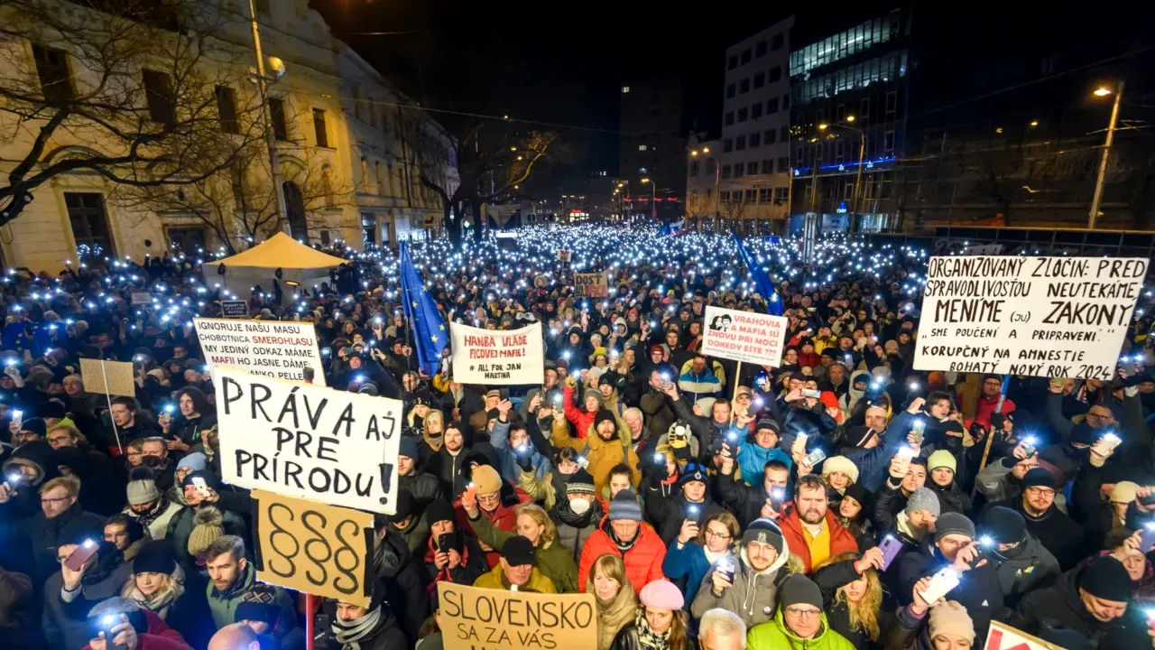 Proteste masive în Slovacia împotriva reformelor judiciare ale premierului Robert Fico. Opoziția spune că noile legi distrug statul de drept