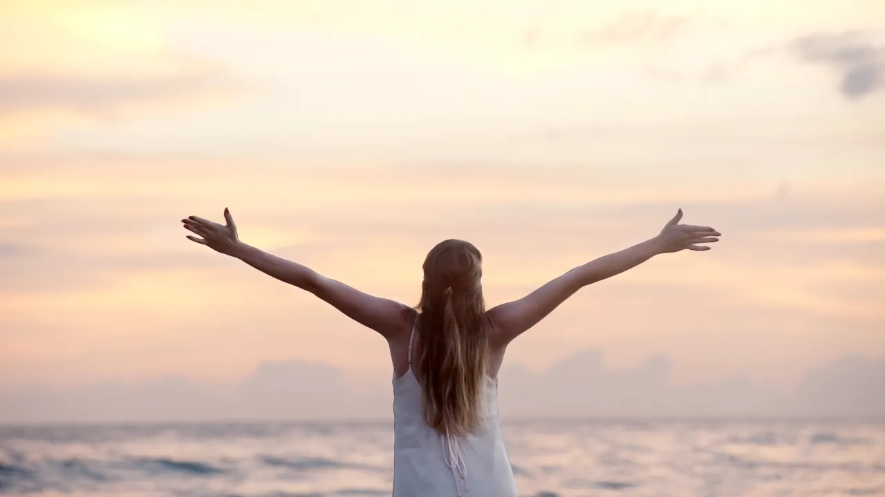 Cine supraviețuiește mai mult în condiții extreme, femeia sau bărbatul? Studiul care scoate la iveală organismul mai puternic în fața foametei sau epidemiilor