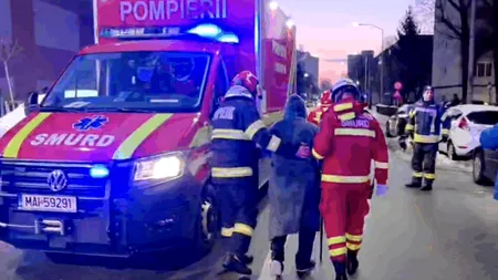 Imagini de la explozia unui apartament dintr-un bloc din Alba Iulia: doi răniți, din care unul grav care va fi transferat în străinătate. 22 de locatari au fost evacuați