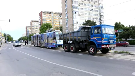 Se întâmplă în România: Tramvai modernizat, blocat pe șine la prima cursă