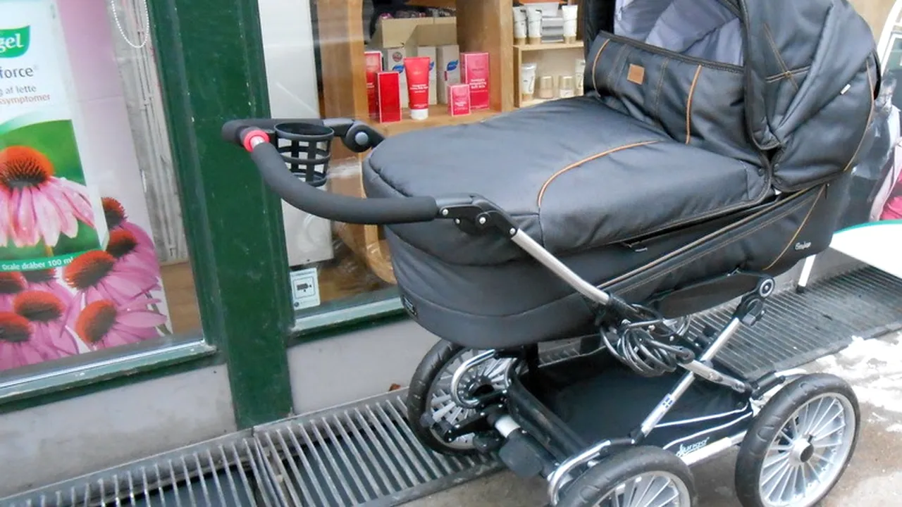 TRAGEDIE. Copil de aproape 2 ani, găsit sufocat în cărucior după ce a fost lăsat nesupravegheat