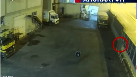 Caz șocant în Grecia. O fetiţă româncă a murit după ce a fost strivită de o uşă. Martorii au trecut nepăsători