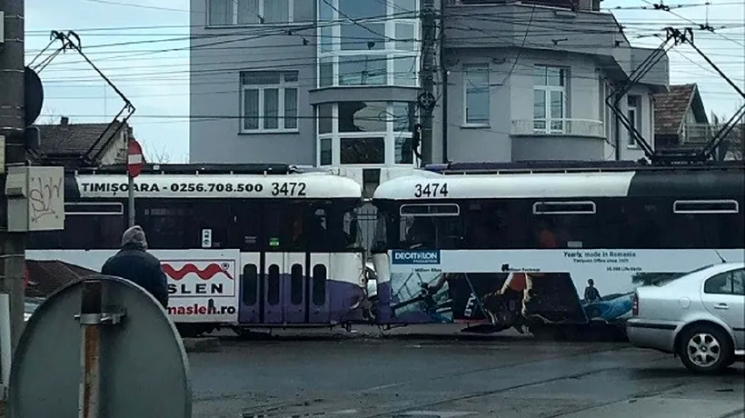 VIDEO | Două tramvaie s-au ciocnit frontal, într-o intersecție din Timișoara. Unul dintre vatmani nu i-a acordat prioritate colegului său