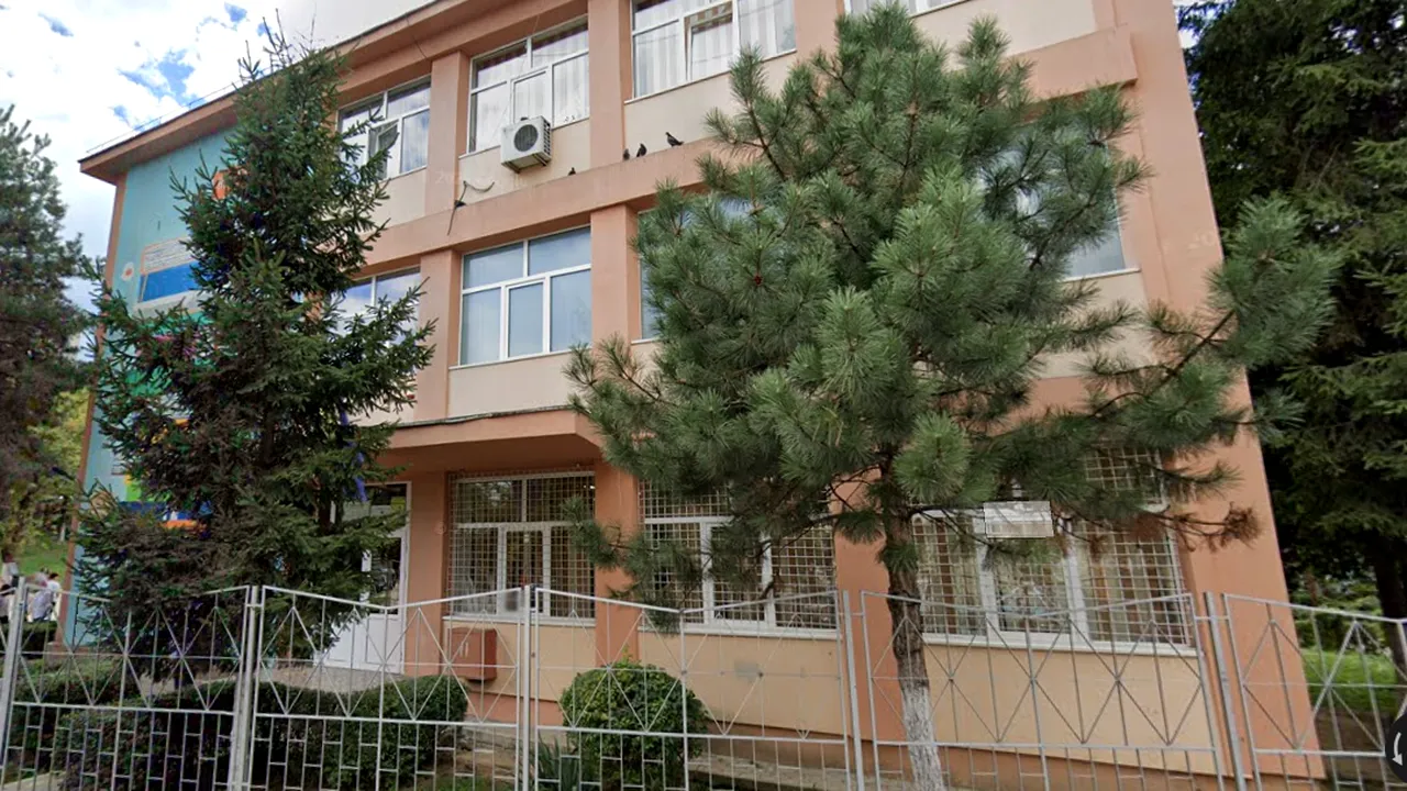 Elev de 14 ani din Pitești, bătut și umilit de mai mulți colegi după ieșirea de la ore. De la ce a pornit scandalul