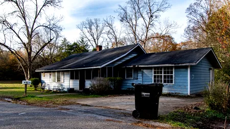 Femeie de 82 de ani, arestată pentru că nu a plătit factura la gunoi: „Cum te-ai simți dacă ar fi bunica ta?”