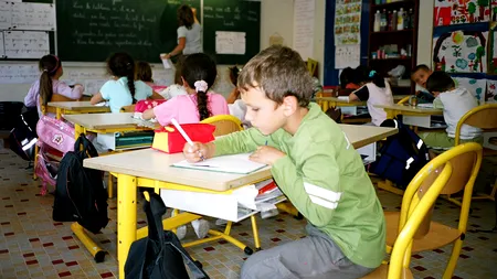 Ora de UMILINȚE. Profesoară din Capitală, acuzată că are un limbaj neadecvat cu elevii: Le spune că sunt SCLAVII ei și că  sunt vinovați de MOARTEA mamei sale