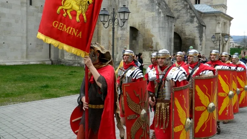 Paradă a unei unități de cavalerie din legiunea romană, la Festivalul de la Călugăreni