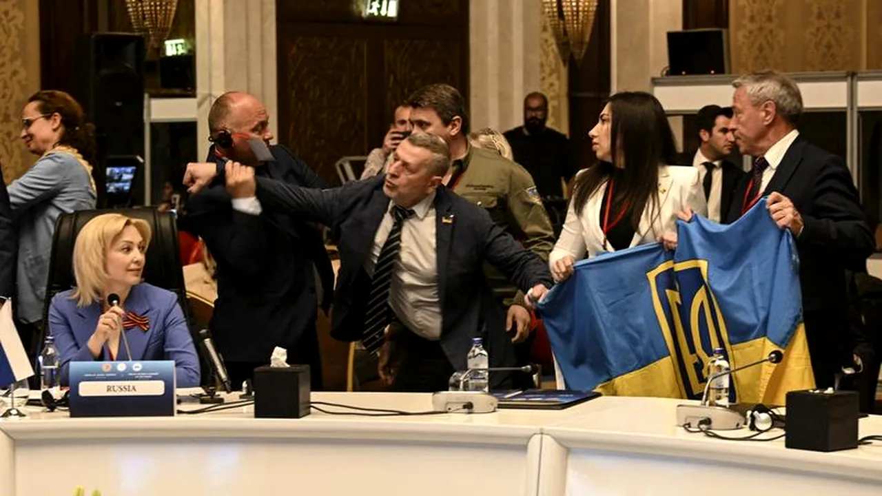 VIDEO | Un delegat UCRAINEAN l-a pocnit în față pe un rus, în timpul unei reuniuni la Ankara: „Ia-ți labele de pe steagul nostru, gunoi rusesc!”