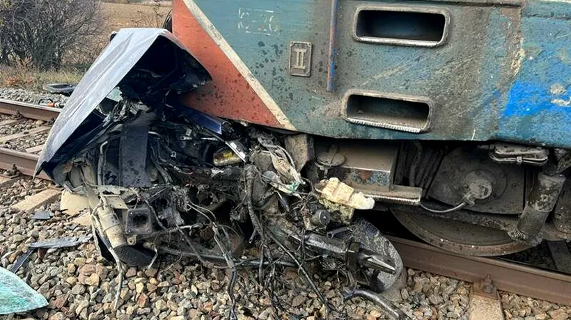 Un bărbat a murit după ce mașina în care se afla a fost făcută țăndări de un tren