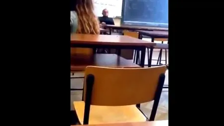 Răsturnare de situație în cazul preotului acuzat că s-a masturbat în timpul orei de religie. Decizia anunțată de liceu le vizează pe elevele care l-au filmat