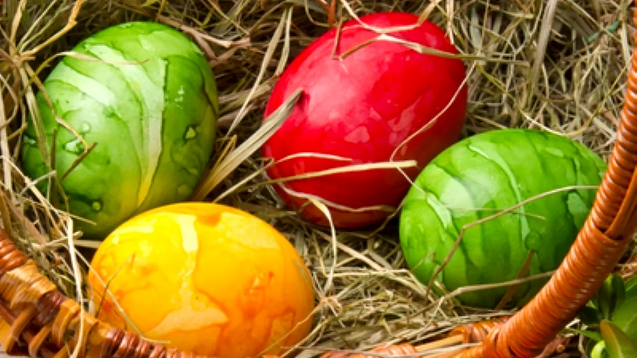 OUĂ DE PAȘTE - OUĂ ROȘII, OUĂ GALBENE, OUĂ ALBASTRE. Cum vopsim ouăle natural, evitând chimicale din comerț