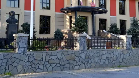 Descoperire halucinantă a Curții de Conturi: Primăria Brazi a plătit o firmă ca să scuture zăpada de pe gardul viu într-un an în care „nu a nins și nici gard viu n-aveau”