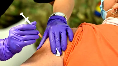 Doi şefi de la FDA, responsabili de campania de vaccinare anti-COVID în SUA, și-au dat demisia