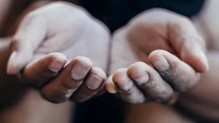 Un copil român din Italia și-a denunțat familia pentru că l-ar fi supus la abuzuri. „Ajutaţi-mă, mama mă bate dacă nu cerşesc”
