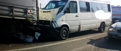 Șase persoane au fost rănite în Vâlcea, după impactul dintre un microbuz de transport persoane și un TIR