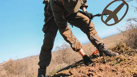 A găsit o PEPITĂ de aur de 2,6 kg cu un simplu detector de metale. Cât valorează