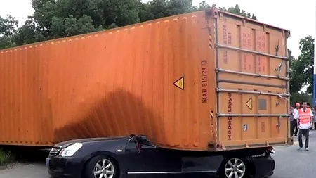 O chinezoaică a supraviețuit miraculos după ce un container s-a prăbușit peste mașina ei