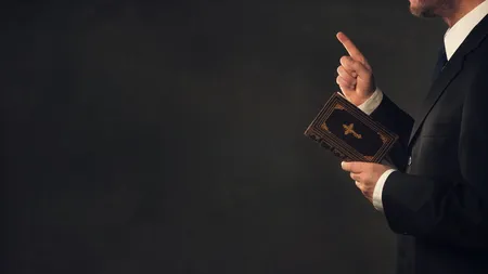 Un preot a fost arestat după ce a agresat sexual o femeie grav bolnavă, la care a fost chemat