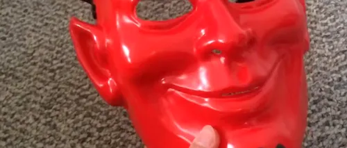 O femeie cu mască de diavol terorizează un orășel britanic. Agresoarea misterioasă toarnă acid pe mașini și pune materiale pornografice în cutiile poștale