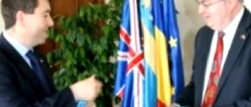 Ambasadorul Marii Britanii, fotografiat cu steagul Ținutului Secuiesc