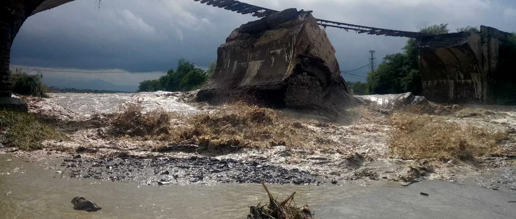 Imagini de coșmar în Brașov: Un pod de cale ferată s-a prăbușit în râul Tărlung. VIDEO