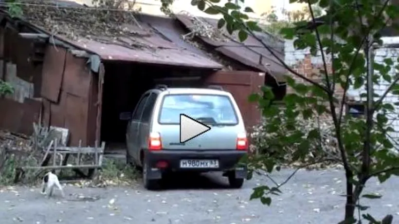 VIDEO. O femeie încearcă pentru mai bine de 3 minute să-și parcheze mașina în garaj. Momentul amuzant în care reușește