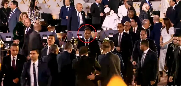 Ministrul Apărării, Ionuț Moșteanu, surprins la inaugurarea- spectacol a Marelui Muzeu al Egiptului. Oficialul român pare stingher printre regi, regine, prinți și președinți