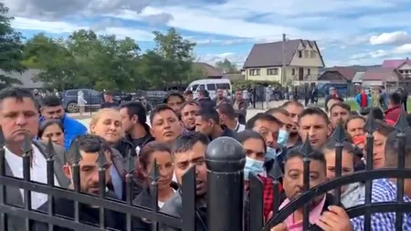 Protest în ziua alegerilor locale 2020: Vor să îl dea jos pe primarul care i-ar fi pus să jure cu mâna pe Biblie că îl vor vota! - VIDEO