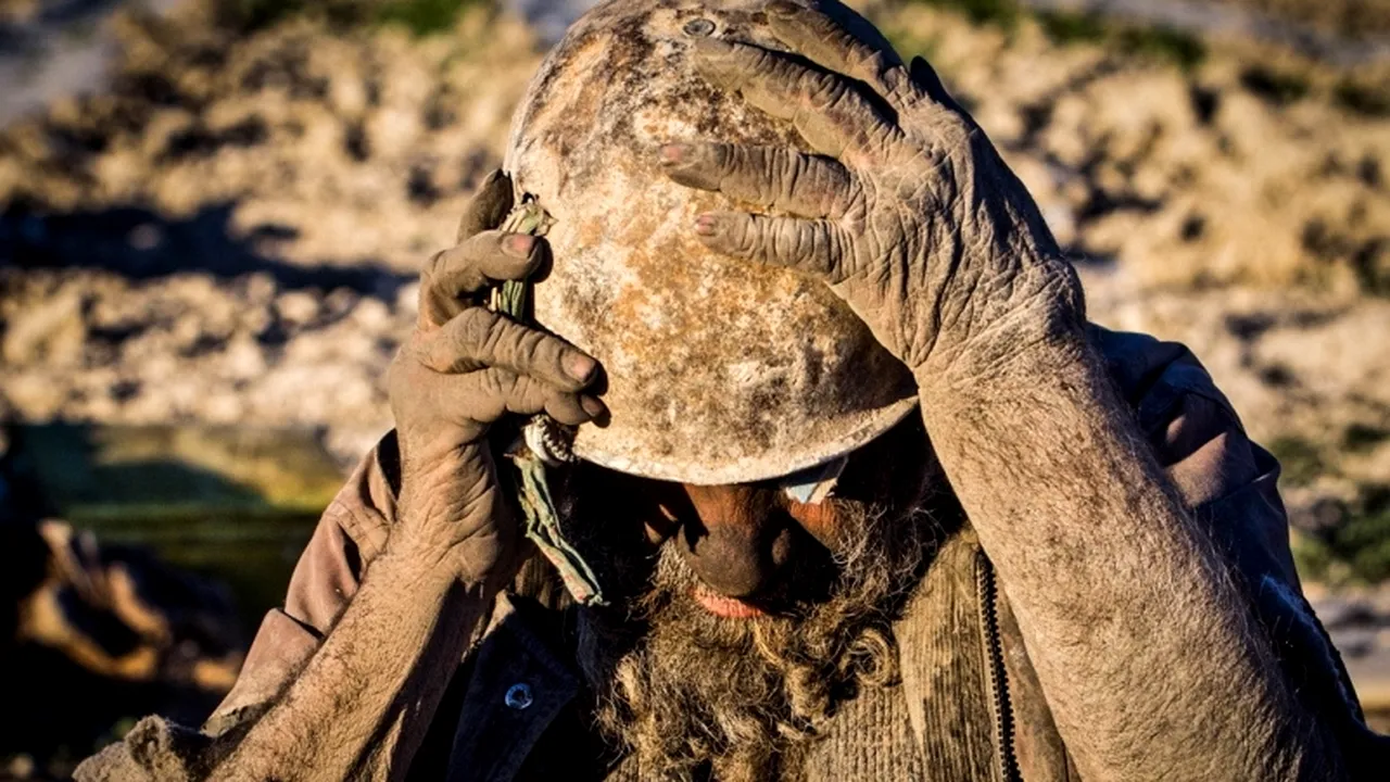 GALERIE FOTO: Cum arată bărbatul care nu s-a mai spălat de 60 de ani