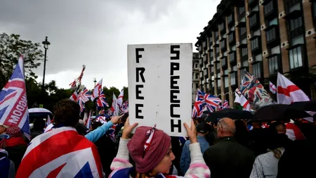 Sute de mii de oameni au protestat la LONDRA pentru libertatea de exprimare. Se strigă și numele lui Charlie Kirk
