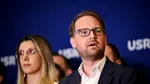 Dominic Fritz se pregătește să încaseze salariul de primar de la USR, după ce își va pierde mandatul. O spune chiar el. Nu e prima dată când USR-iștii devalizează conturile partidului pentru beneficii proprii. Și Ghinea avea 5.000 de euro de la partid