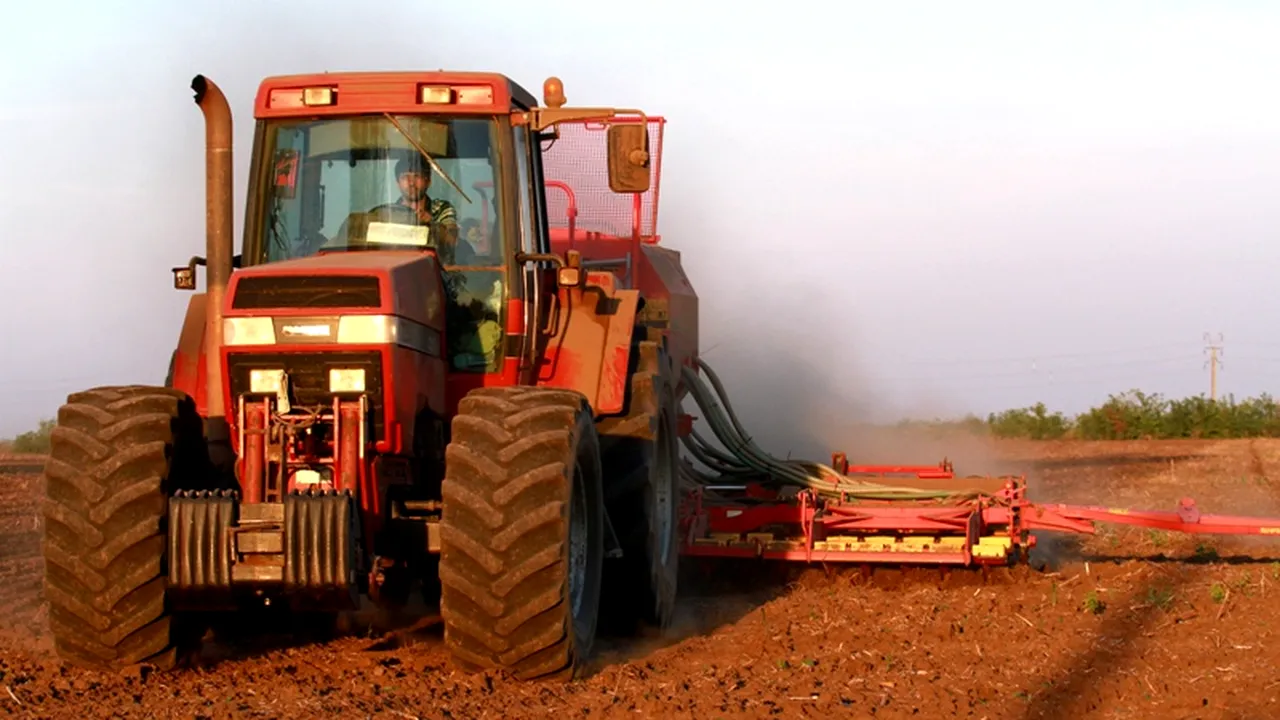 Veste bună pentru fermieri! Senatul a eliminat obligația ca șoferii de tractoare agricole să dețină permis pentru această categorie