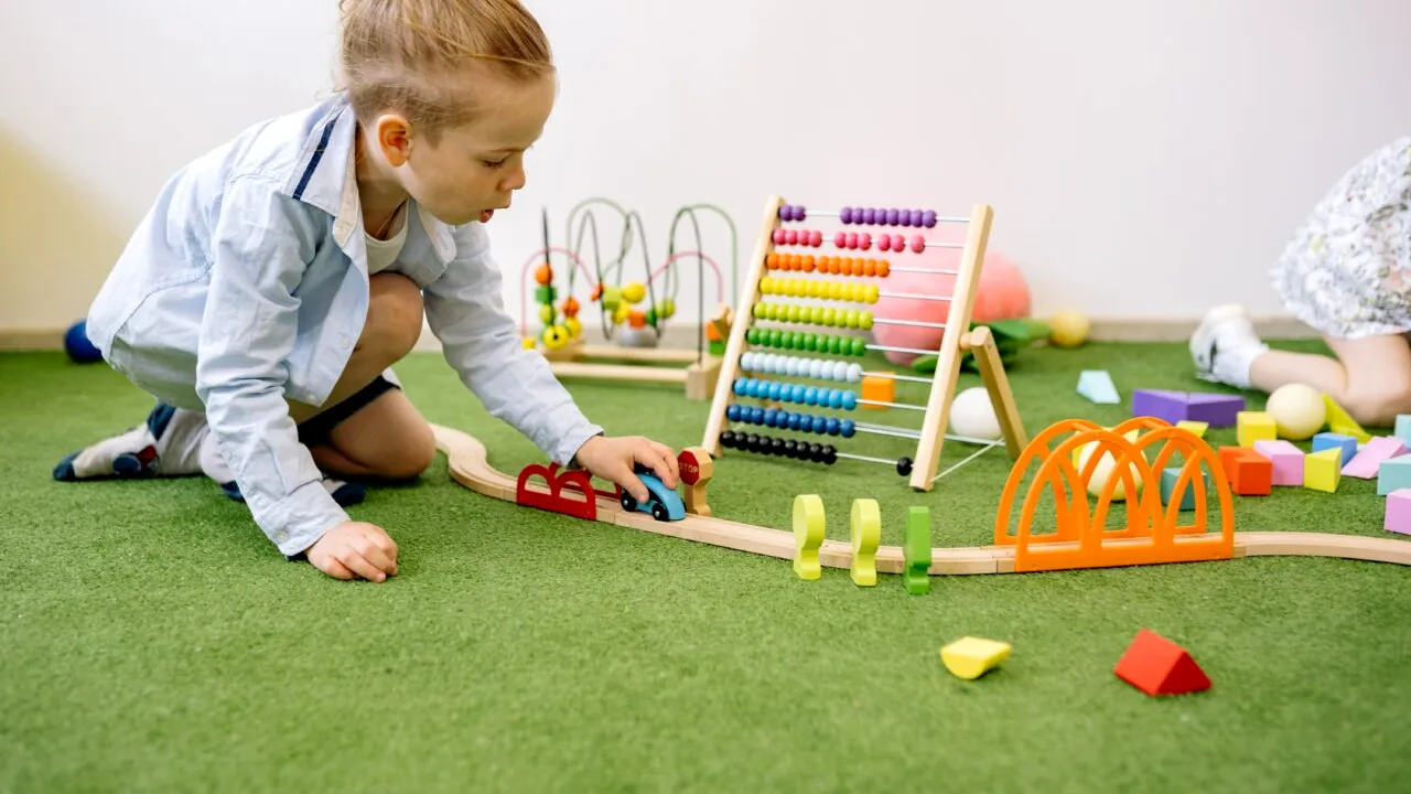 Copil de 3 ani, trimis acasă de educatoare. Reacția grădiniței: ”S-a manifestat foarte violent”