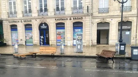 „Dorel”, legenda „meseriașilor”, a lovit și în Franța: bănci montate direct peste locurile de parcare, pe o stradă din Bordeaux