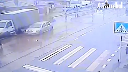 GÂNDUL LIVE. Femeie lovită de mașină pe trecerea de pietoni! Șoferul nu a mai putut evita impactul