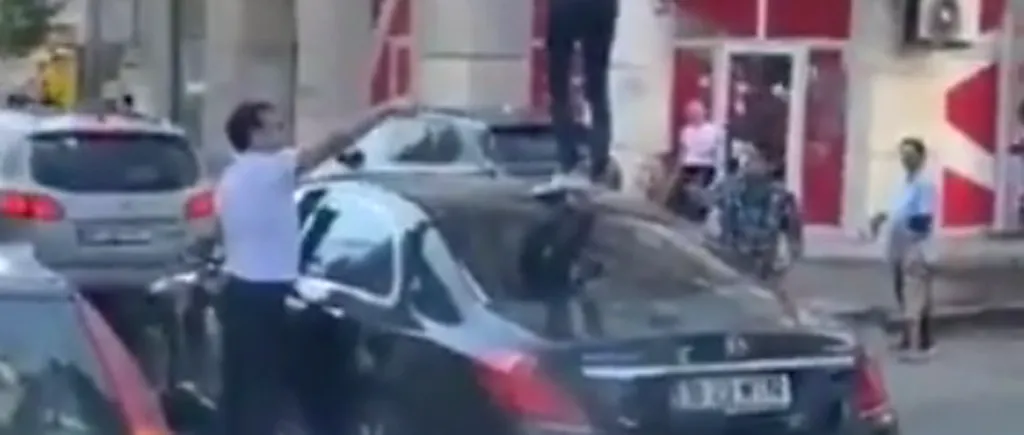 Incident neobișnuit în traficul din Capitală. O femeie s-a urcat pe o mașină, în zona Piața Unirii (VIDEO)