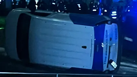 Mașina postului TV Digi 24, răsturnată de manifestanții adunați în Centrul Vechi, la sediul BEC