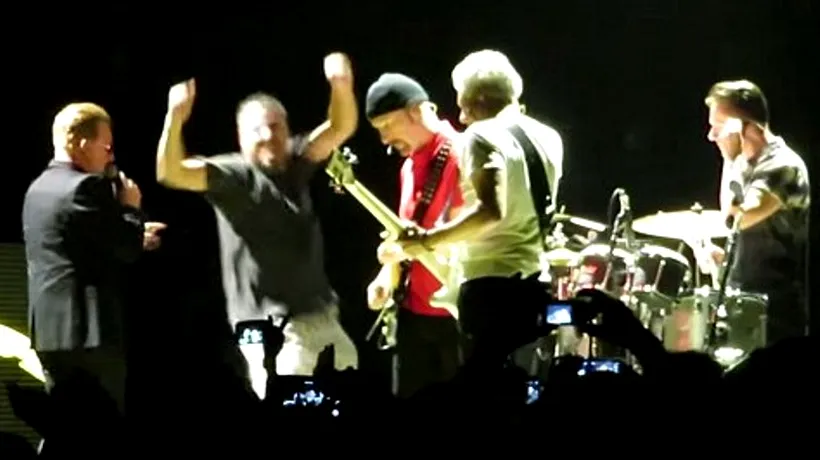 Bono a invitat un fan pe scenă, în timpul unui concert U2 din SUA. Ce s-a întâmplat pe urmă l-a făcut să regrete
