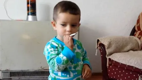 Un copil de nici trei ani trage dintr-o țigară la încurajarea adulților. Imaginile au scandalizat opinia publică