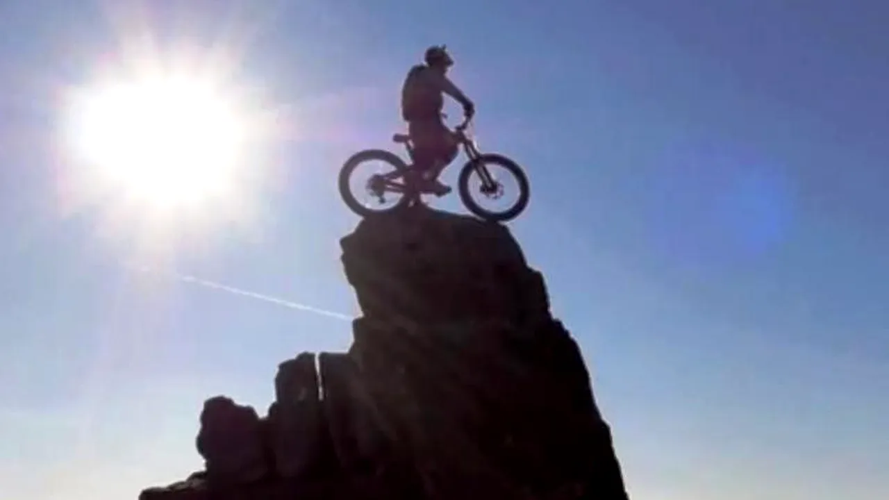 Aventură pe două roți: un scoțian a adunat 4,5 milioane de vizualizări pe YouTube cu filmulețul său