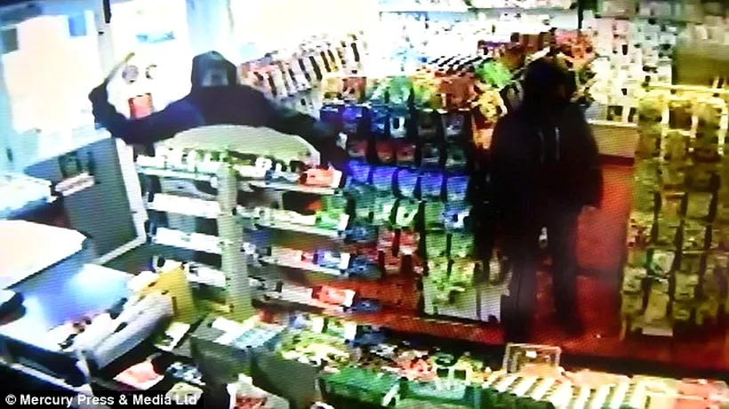 Doi hoți au intrat într-un magazin amenințând cu macetele angajații. Ce s-a întâmplat când a apărut patroana. „Am simțit că-mi pierd mințile